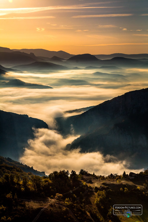 photo lever de soleil sur brume et mer de nuages sous rougon, Verdon